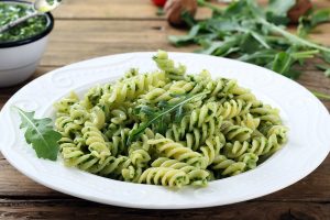 Pasta con pesto di rucola e yogurt greco: una ricetta unica