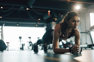Plank: che cos&rsquo;&egrave;, come farlo bene, muscoli coinvolti, varianti e benefici