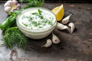 Salsa allo yogurt: la ricetta classica e 2 varianti
