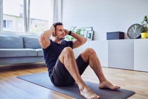 Sit up: che cos&rsquo;&egrave;, come fare correttamente l&rsquo;esercizio, muscoli coinvolti, benefici