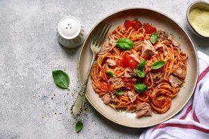 Pasta al tonno con pomodoro: la ricetta veloce con video