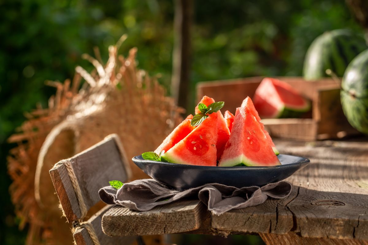 L'anguria fa ingrassare? La verità tra calorie e dieta 1 Spicchi di fette di anguria su un piatto