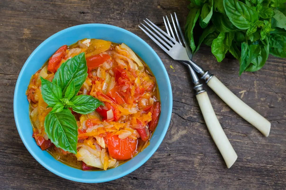 Peperoni: calorie e valori nutrizionali, benefici, come cucinarli e ricette 6 peperonata: ricetta