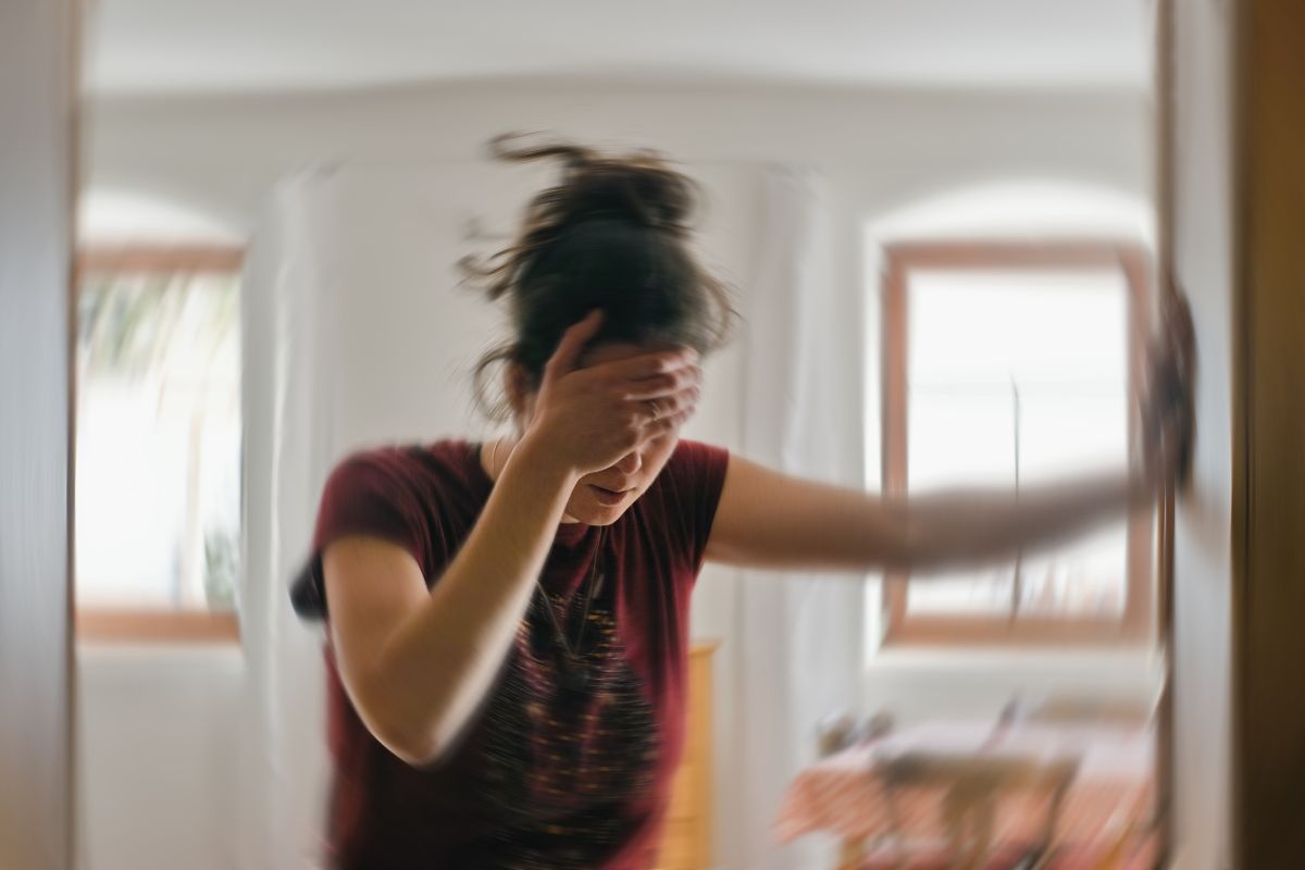 Pressione bassa: cosa mangiare e cosa evitare, esempio di menù settimanale 1 una donna con le vertigini per la pressione bassa