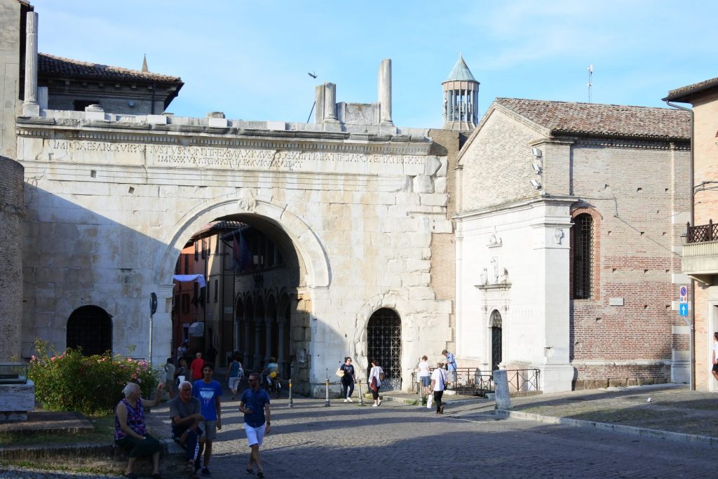 Alla scoperta di Fano, dove l'antica via Flaminia arriva al mare 6 Fano arco di Augusto centro storico