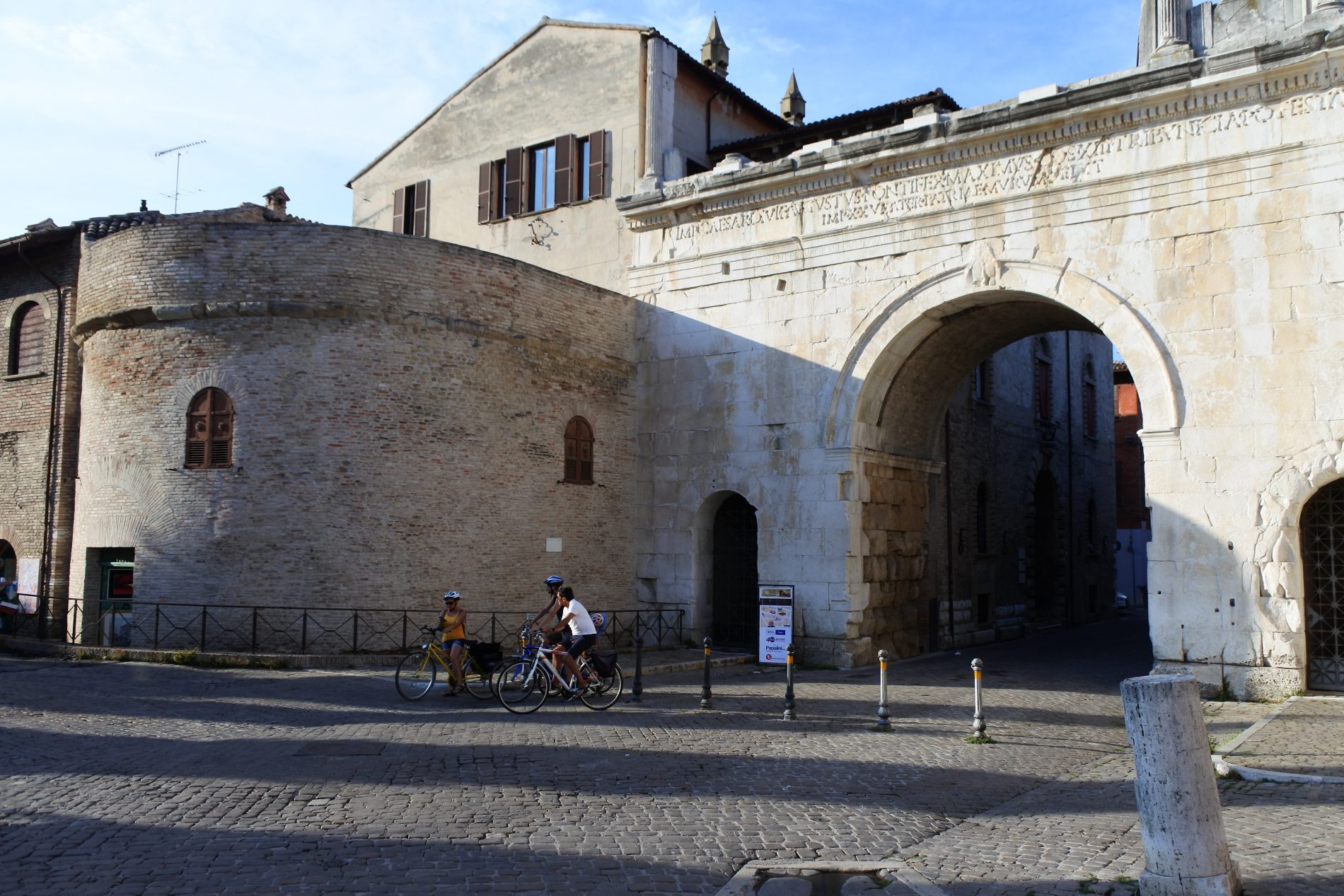 Alla scoperta di Fano, dove l'antica via Flaminia arriva al mare 1 fano arco di augusto 3