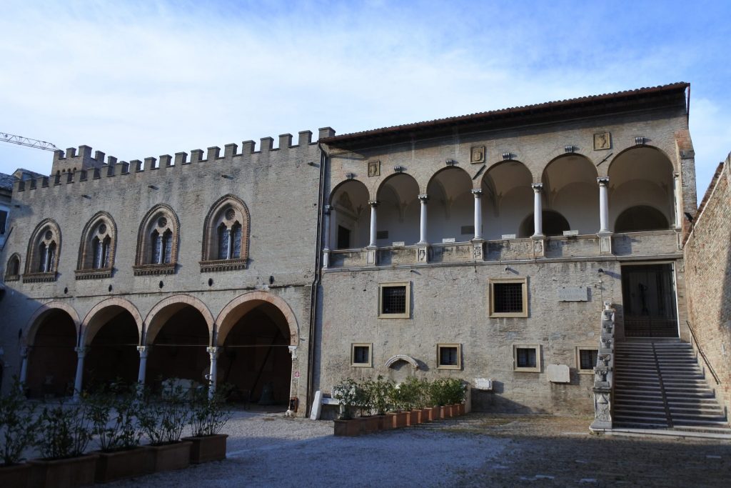 Alla scoperta di Fano, dove l'antica via Flaminia arriva al mare 8 Fano Corte Malatestiana