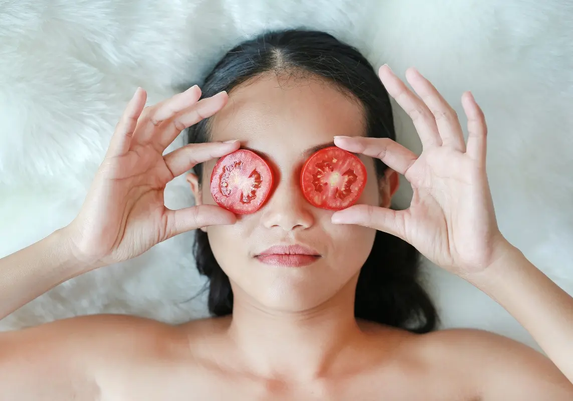 Pomodori: calorie, proprietà e a cosa fanno bene 4 pomodori: maschera di bellezza