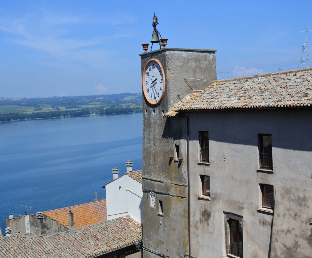 Alla scoperta del lago di Bolsena, Capodimonte e Marta 7 capodimonte spiaggia dalla rocca