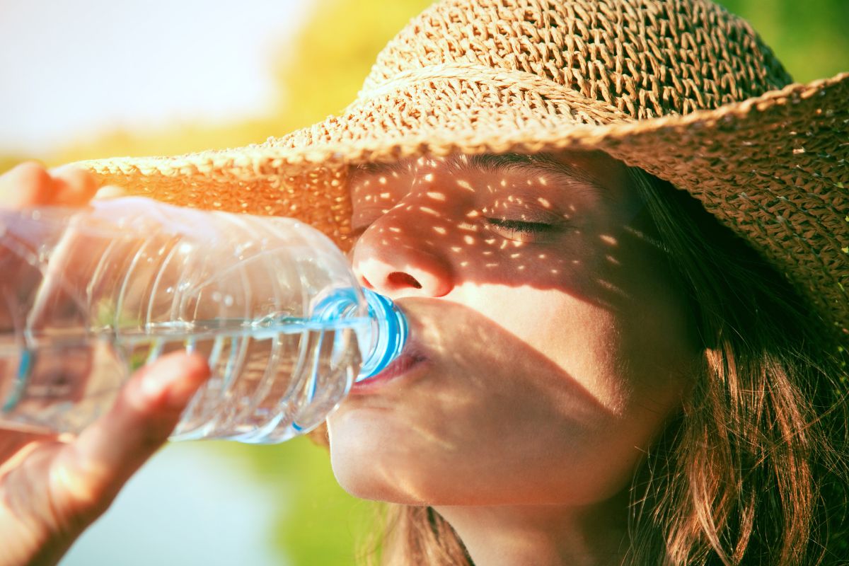 Bere troppa acqua fa male? Sintomi e conseguenze dell'iperidratazione 1 iperidratazione: cos'è