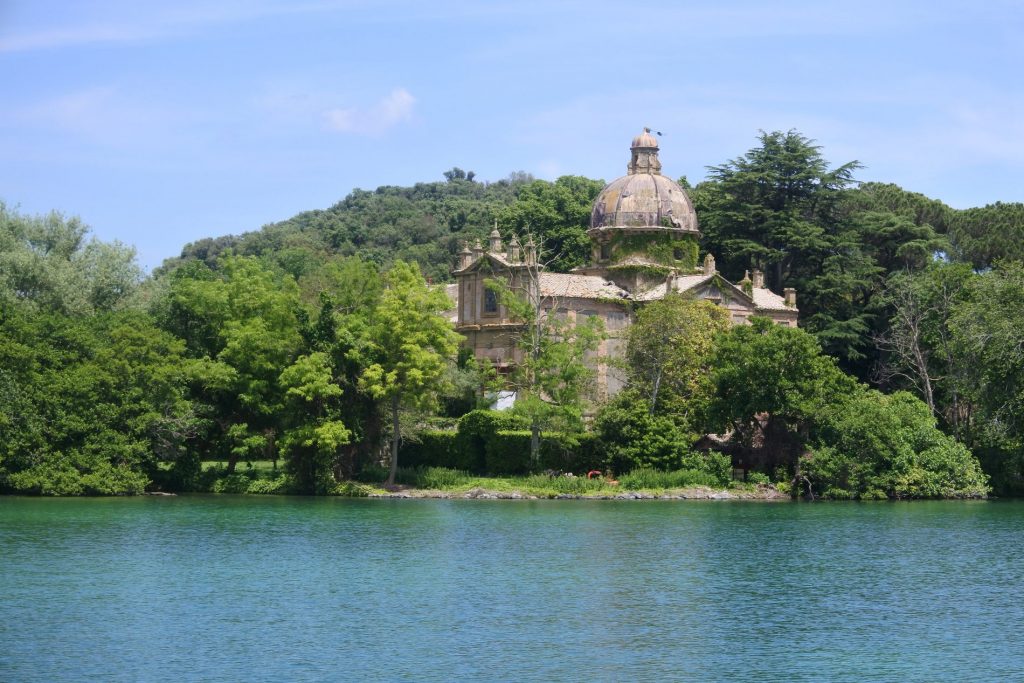 Alla scoperta del lago di Bolsena, Capodimonte e Marta 3 lago di bolsena isola bisentina mausoleo con cupola del vignola