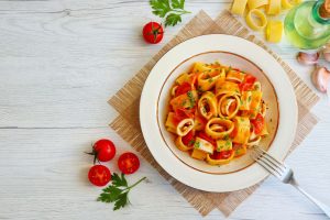 Pasta con calamari, un primo piatto che sa di mare