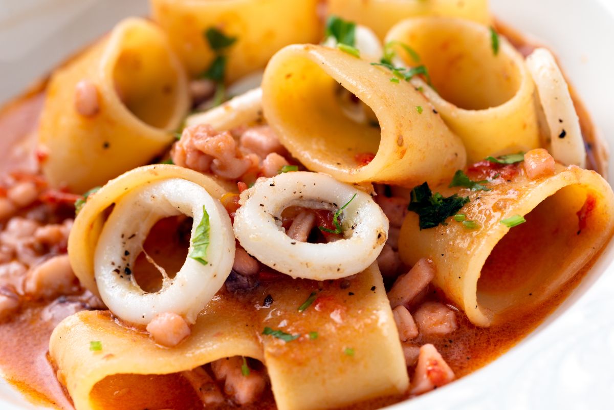 Pasta con calamari, un primo piatto che sa di mare 2 ricetta pasta con calamari