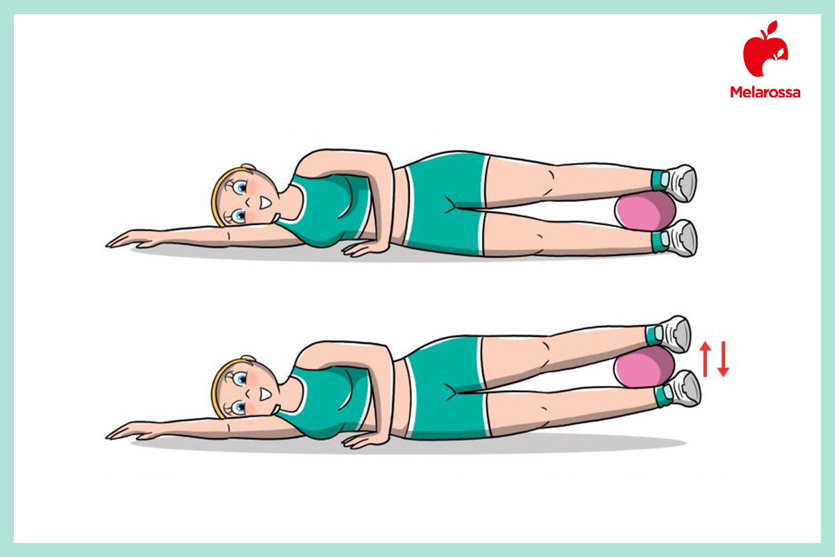 Snellire il girovita: cosa mangiare, allenamento e i migliori esercizi per una vita sottile 7 Illustrazione di un donna che esegue in 2 tempi esercizio per allenare gli obliqui per snellire il girovita
