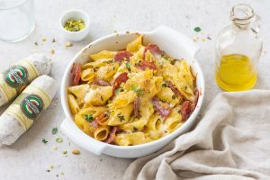 Pasta con Salamini Italiani alla Cacciatora DOP, granella di pistacchio e scamorza