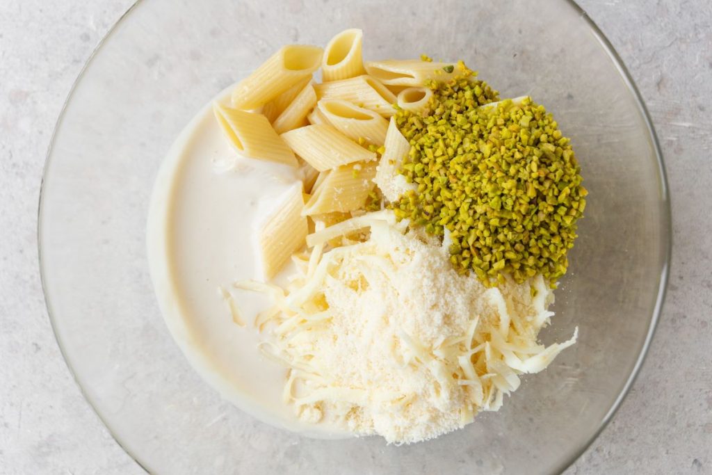 Pasta con Salamini Italiani alla Cacciatora DOP, granella di pistacchio e scamorza 3 pasta salame step 1