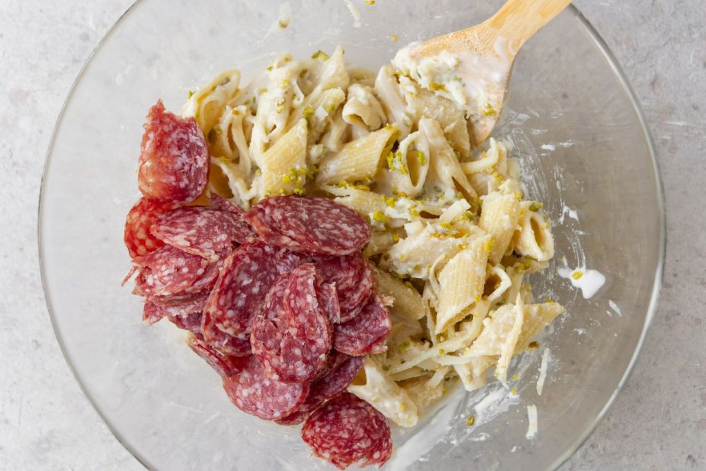 Pasta con Salamini Italiani alla Cacciatora DOP, granella di pistacchio e scamorza 5 pasta salame step 3