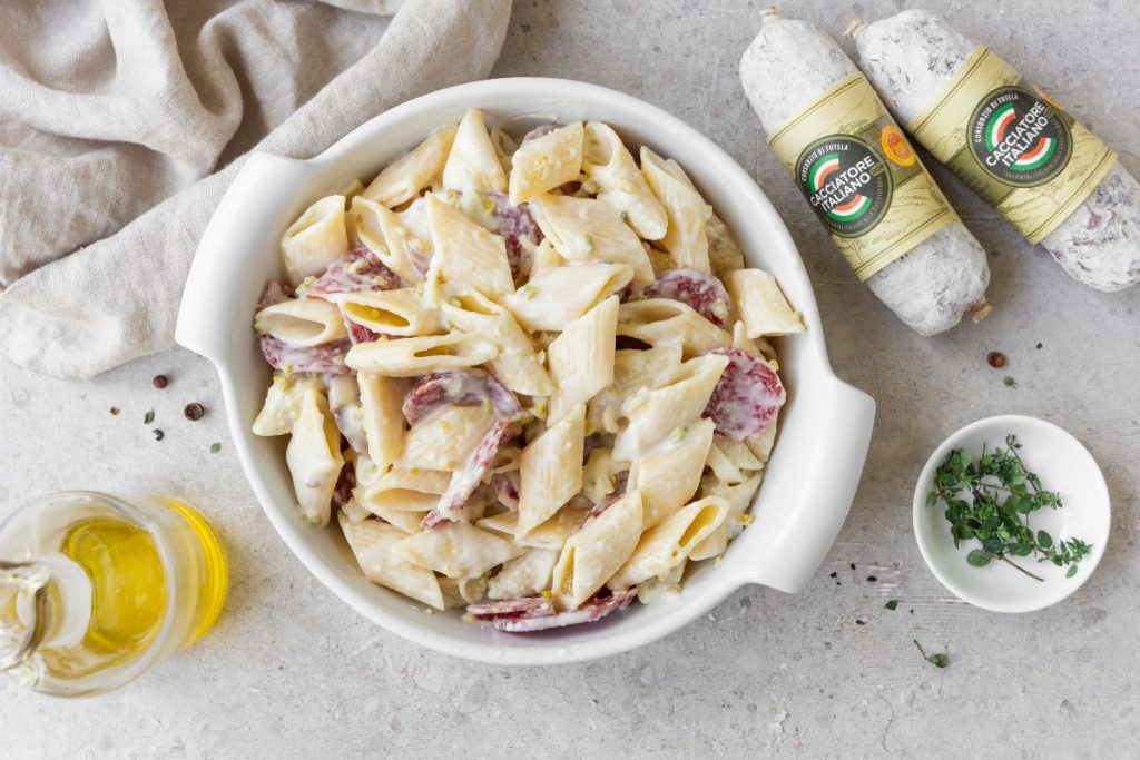 Pasta con Salamini Italiani alla Cacciatora DOP, granella di pistacchio e scamorza 6 pasta-salame-step-4