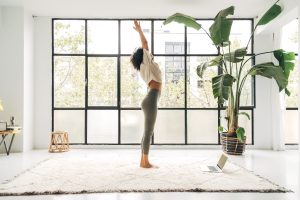 Saluto al Sole o Surya Namaskar: come fare la sequenza (guida illustrata) e perch&eacute; fa bene alla salute