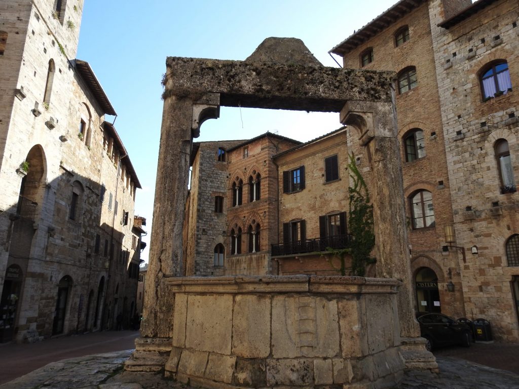 Alla scoperta di San Gimignano 14 san gimignano piazza della cisterna 2