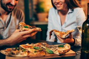 Mangiare la pizza la sera fa ingrassare?