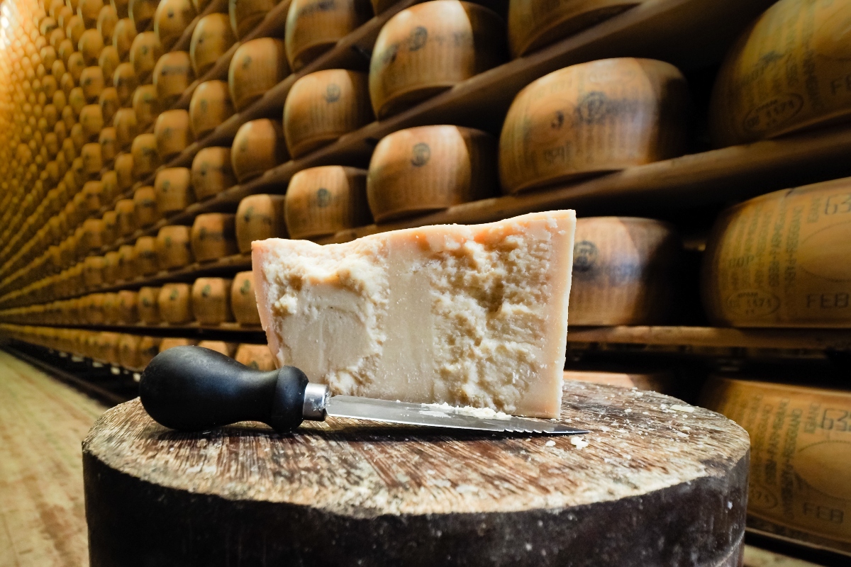 Parmigiano Reggiano: che cos'è, come si fa, benefici, valori nutrizionali e le migliori ricette 9 Come si fa il parmigiano reggiano