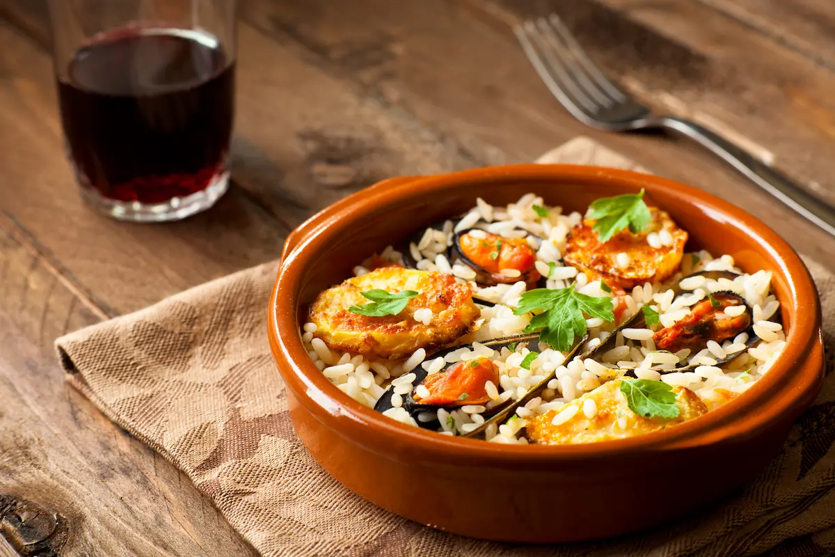 Ricette con le patate: le migliori da provare facilmente a casa 16 riso, patate e cozze, la tiella: ricetta