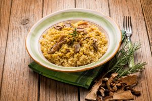Risotto funghi e zafferano: un primo piatto aromatico e sfizioso
