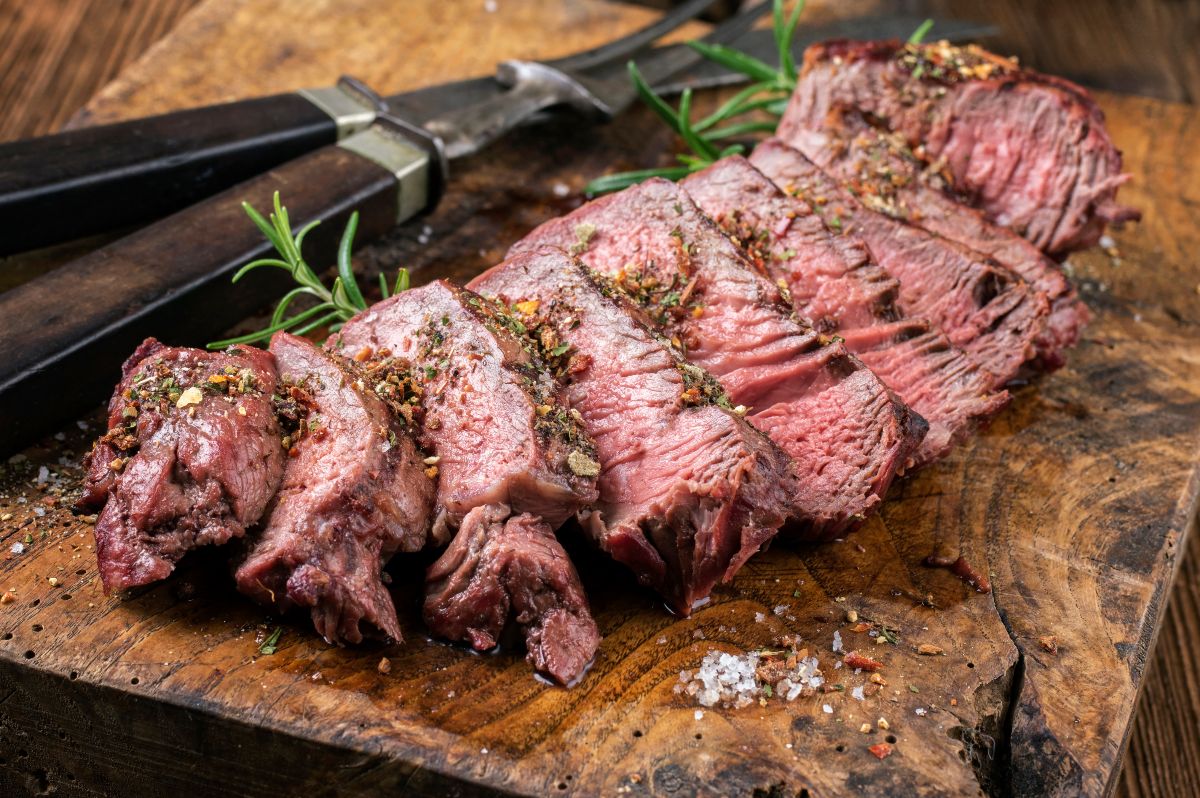 Cosa mangio stasera: idee per cena pronte in pochi minuti 3 cosa mangio stasera: base di legno con tagliata di manzo
