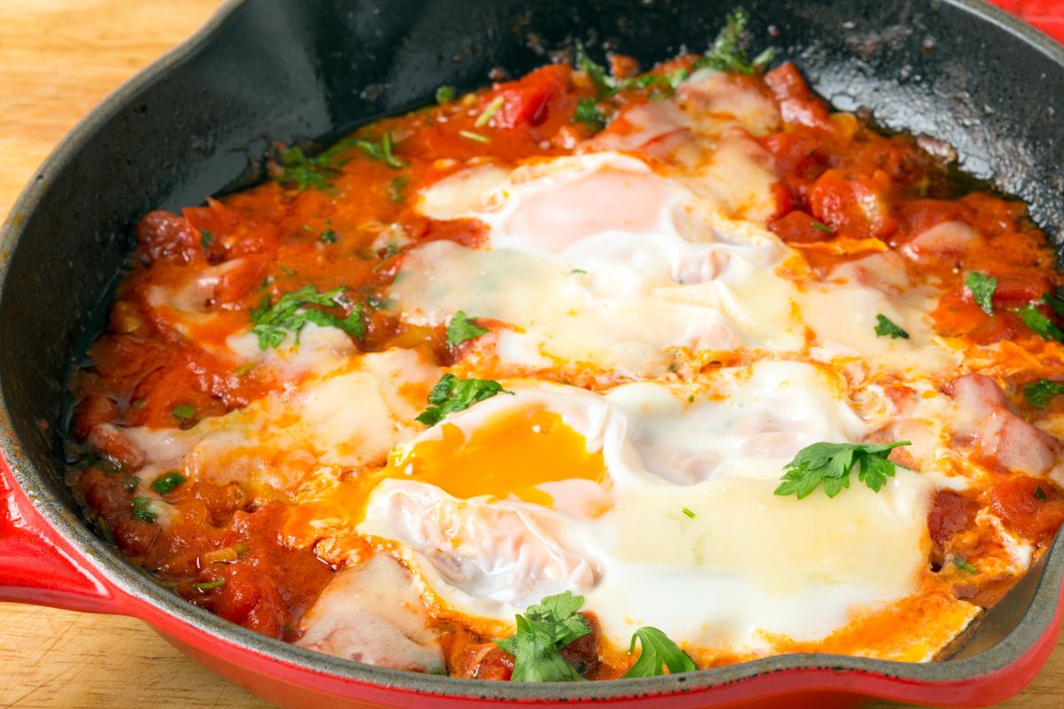 Pranzo veloce: ricette e idee facili e gustose per tutti i giorni 3 primo piano delle uova in purgatorio in una padella