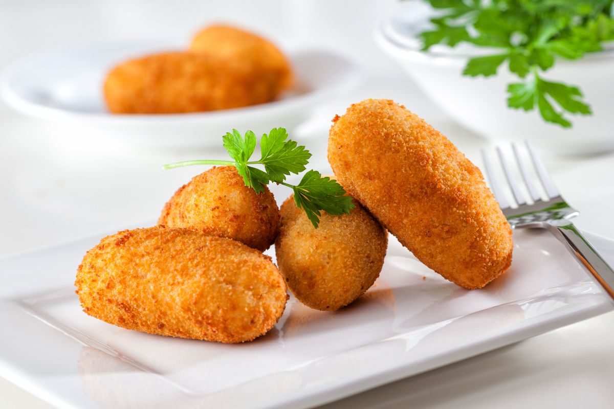 Patate: proprietà, ricette e calorie 2 4 crocchette di patate su un piatto bianco