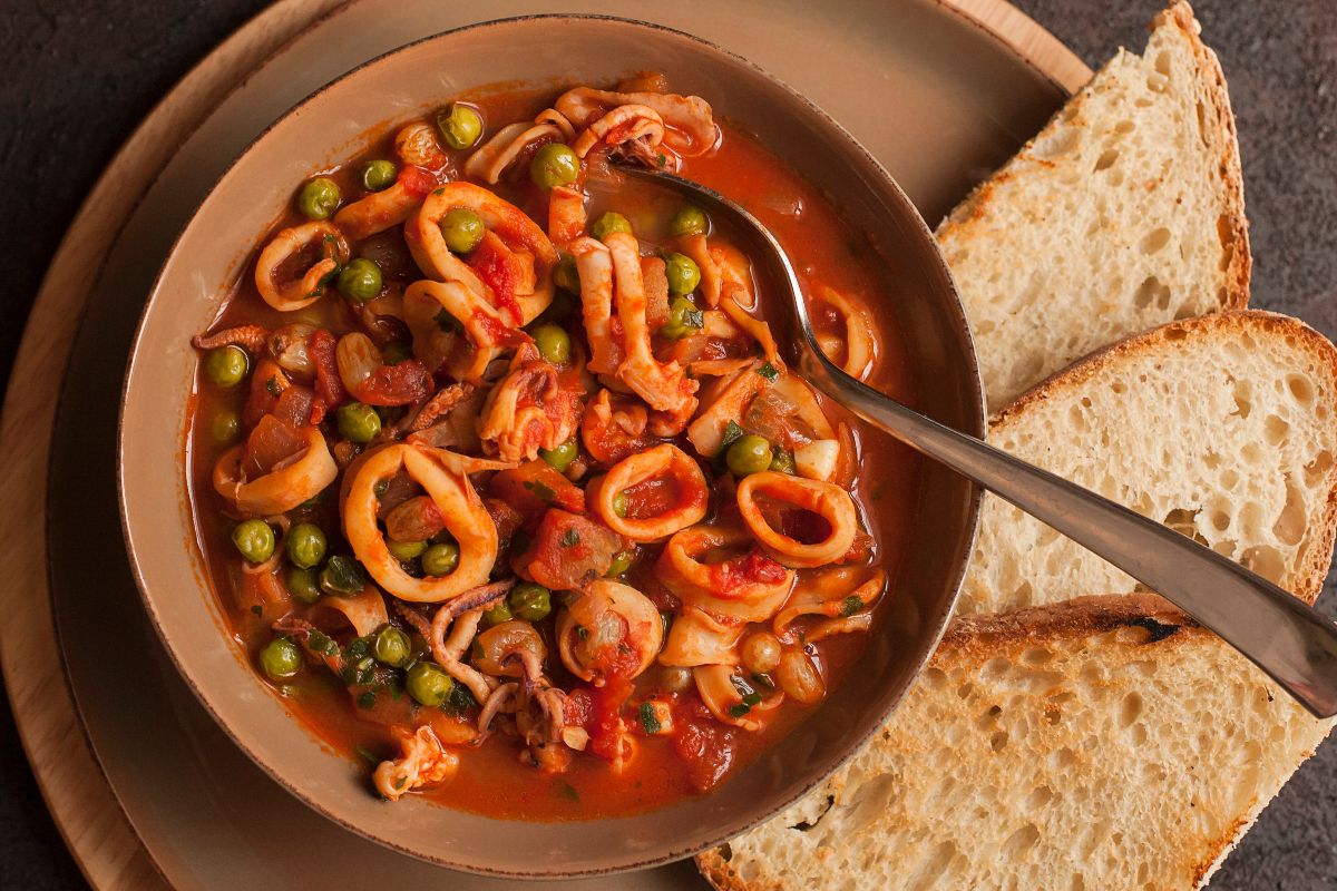 Calamari in umido: la ricetta con il sugo, a prova di scarpetta 2 calamari in umido al sugo