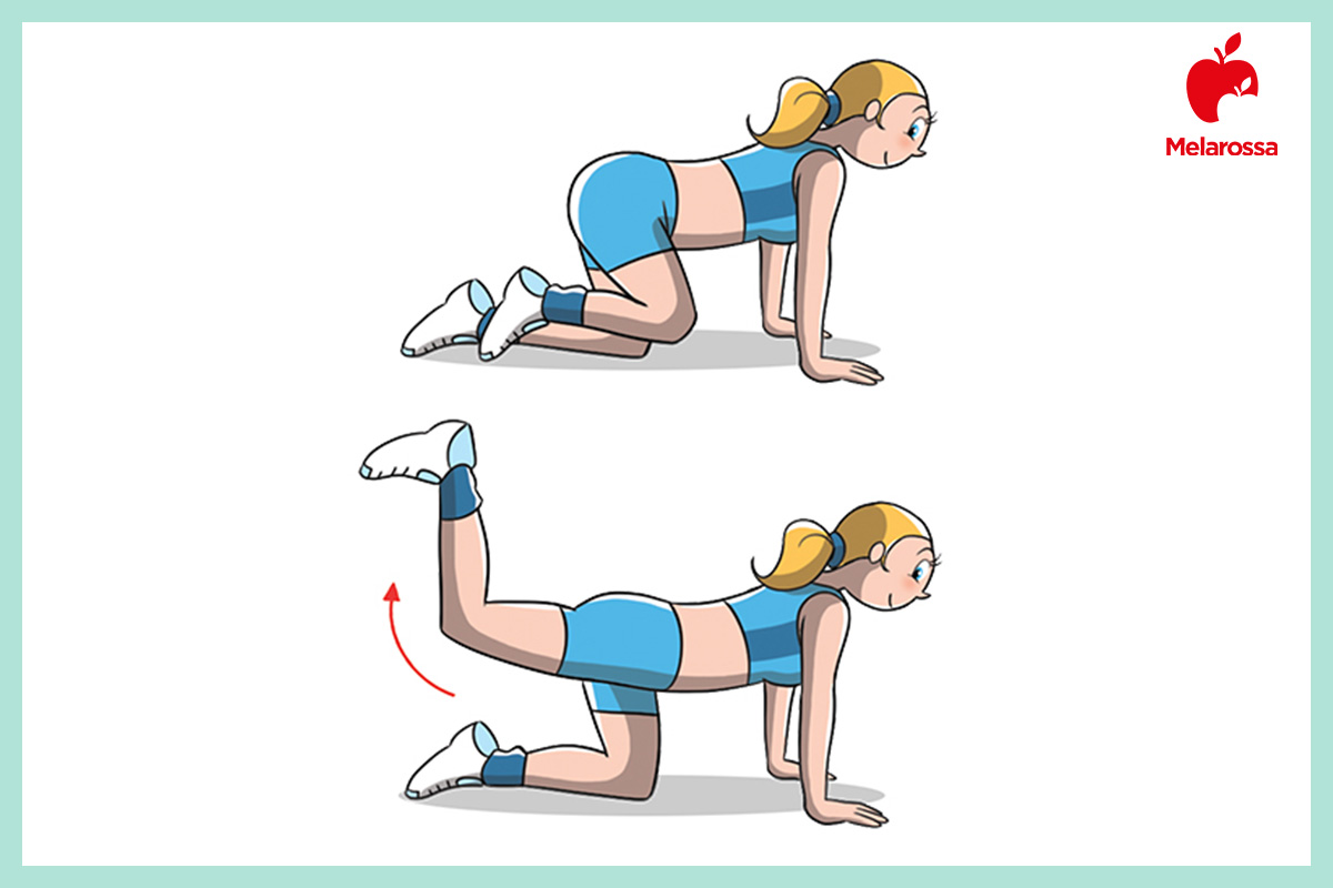 Esercizi glutei: il programma per tonificarli in 30 giorni 11 esercizi glutei: grafica che raffigura una persona che svolge donkey kicks in posizione di quadrupedia, per l'attivazione del grande gluteo