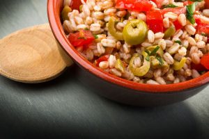 Il farro fa ingrassare? Scopri se &egrave; cos&igrave;, le calorie e quanto se ne pu&ograve; mangiare