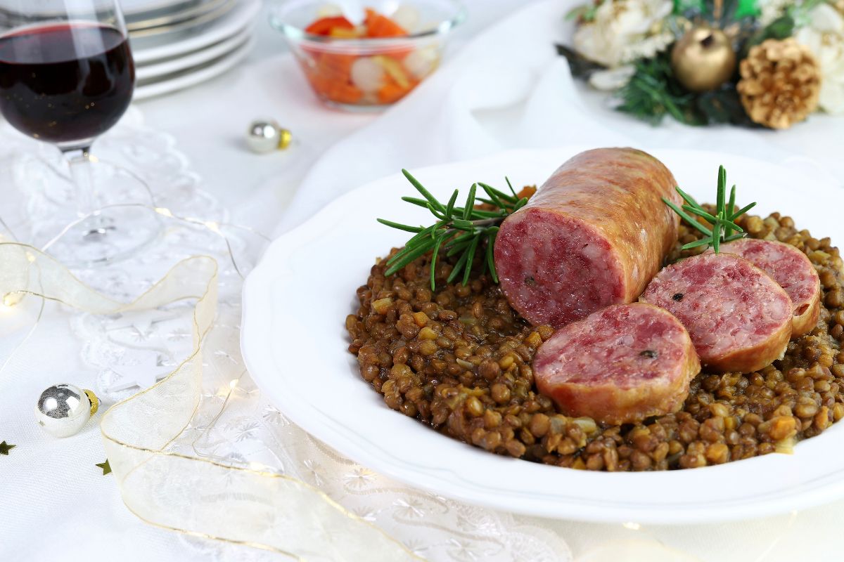 Le lenticchie fanno ingrassare? Scopri se è vero, le calorie e quante ne puoi mangiare 2 un piatto di lenticchie e cotechino