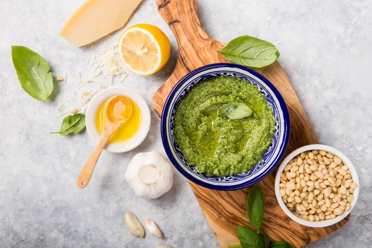 Le migliori ricette con i pinoli: dai primi piatti al dolce 1 pesto alla genovese con i pinoli