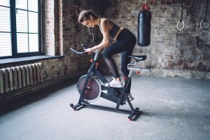Spinning: cos&rsquo;&egrave;, come fare indoor cycling, benefici e programmi di allenamento