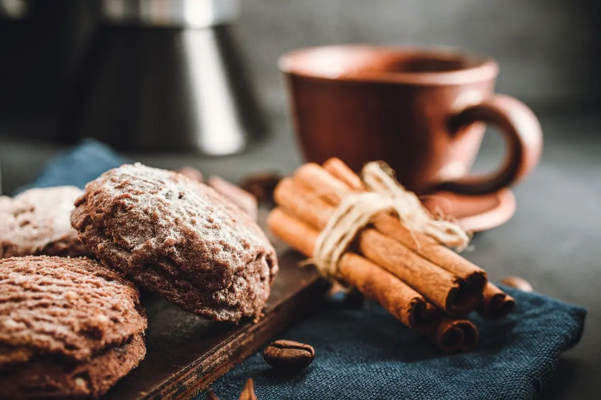 Cannella: proprietà, benefici, controindicazioni e usi 2 biscotti alla cannella