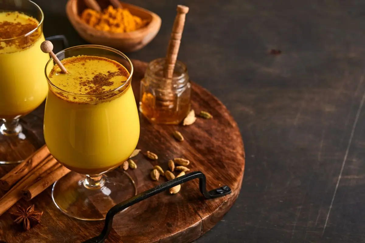 Latte e miele: come prepararlo e benefici per la salute 2 Latte d'oro: cos'è e benefici