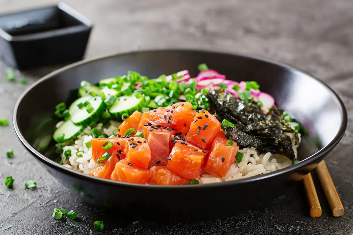 Ricette con avocado: piatti veloci e leggeri per fare il pieno di energia 7 scodella nera piena di poke bowl con riso alla cantonese