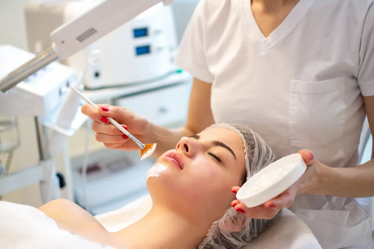 Pulizia del viso: come si fa, benefici, come farla a casa, prodotti da usare per la tua skin routine 9 pulizia del viso estetico: come si fa e quanto costa