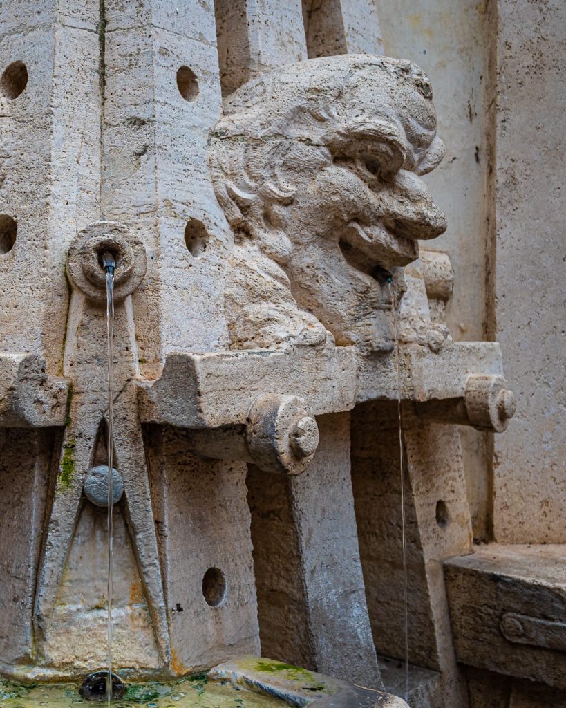 Alla scoperta di Via Margutta, un angolo di Roma pieno di sorprese 4 Via Margutta fontana degli artisti