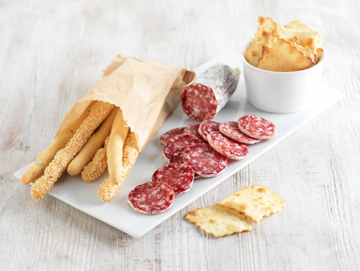 Origine dei Salamini Italiani alla Cacciatora DOP: un viaggio nel tempo e nel gusto 2 salamini italiani alla cacciatore