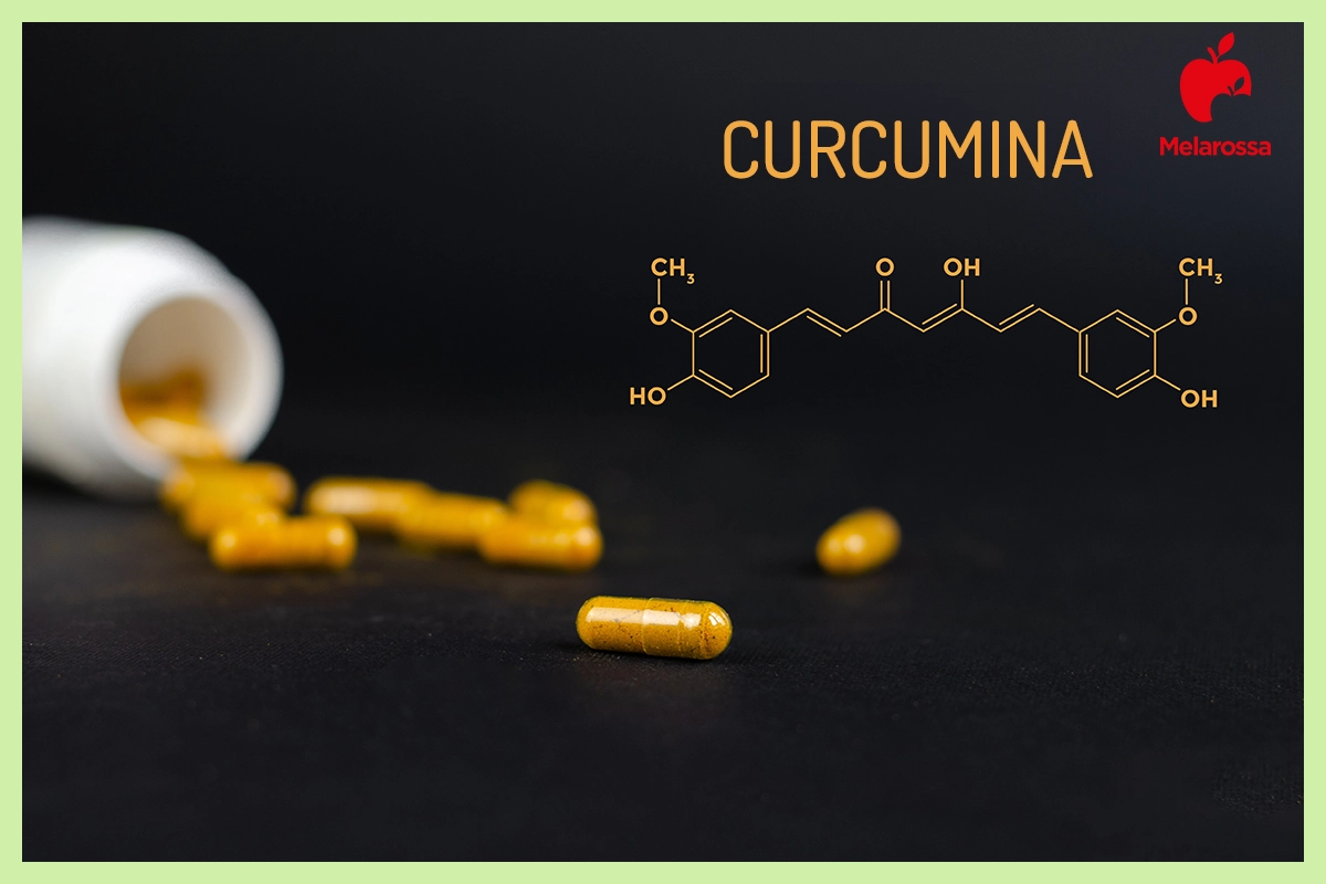 Curcumina: proprietà, benefici e i migliori integratori 1 infografica con formula chimica della curcumina e fuori fuoco integratori di curminina