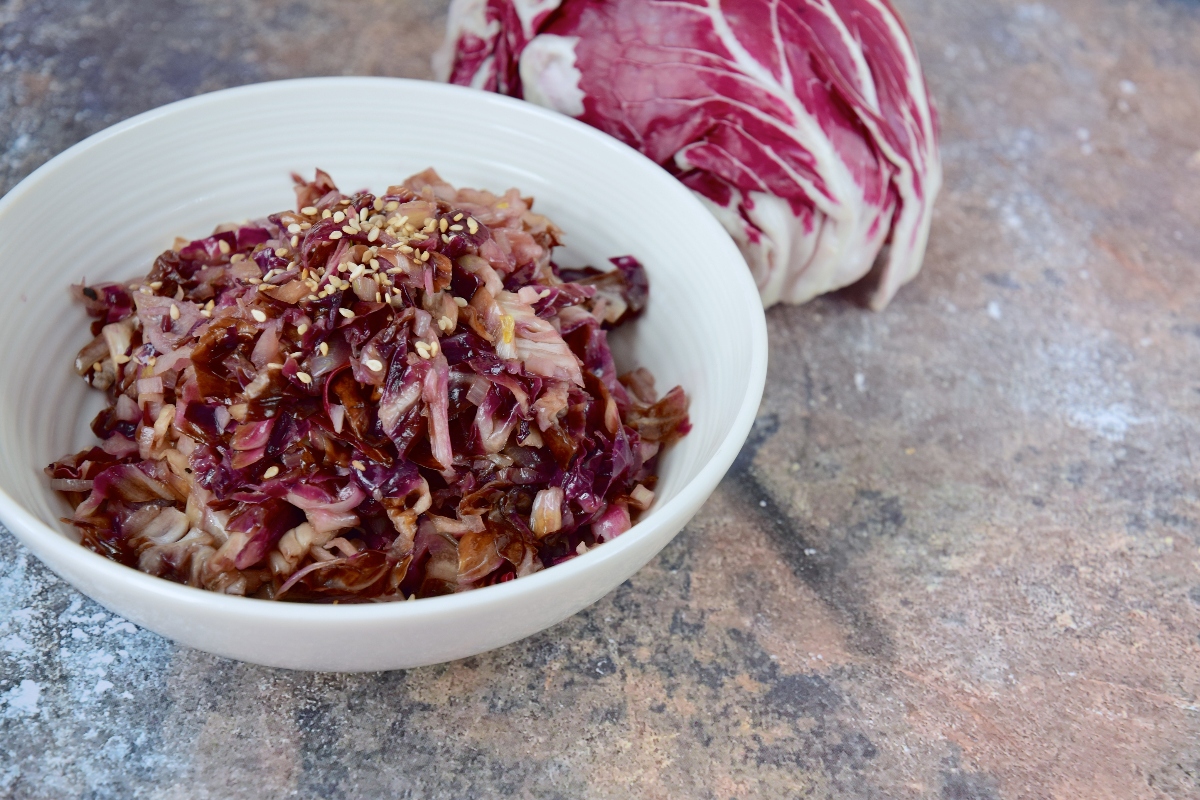 Le migliori ricette con radicchio leggere e salutari 3 una ciotola bianca con dentro radicchio in padella