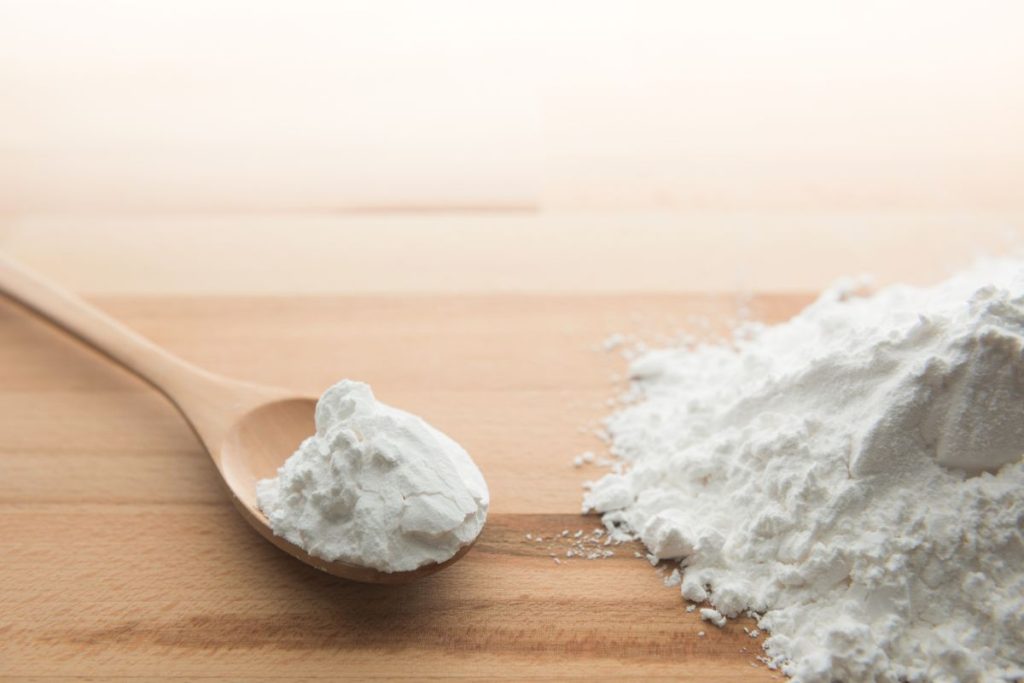 Amido di riso: a cosa serve, usi in cucina e in cosmesi 1 un cucchiaio di legno colmo di amido di riso