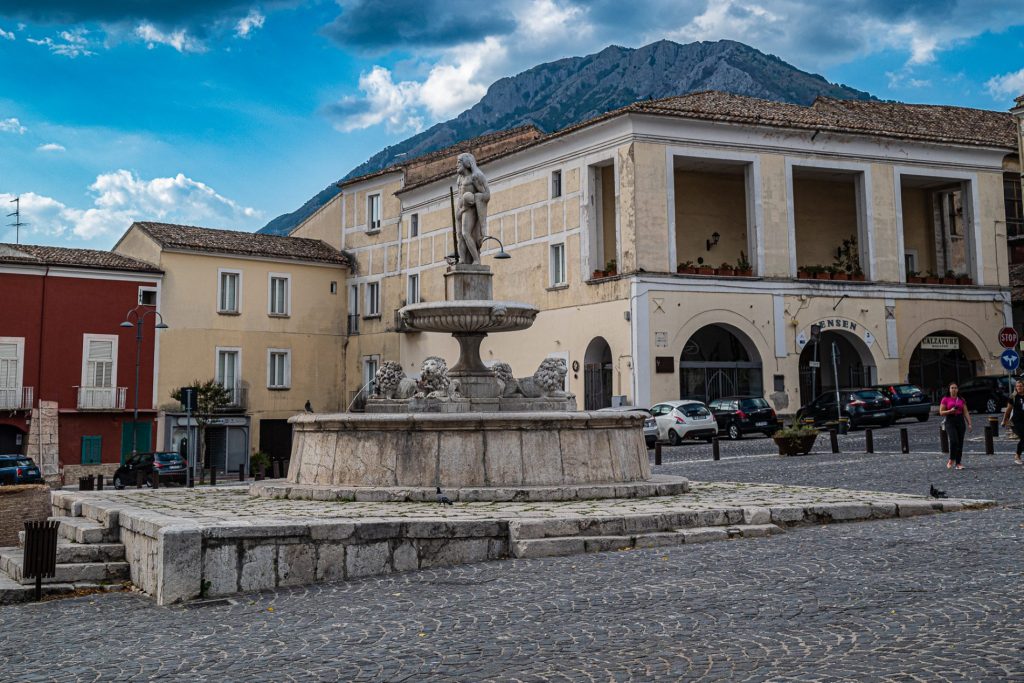 Alla scoperta di Montesarchio, nel cuore del Sannio 6 la piazza con Ercole 1
