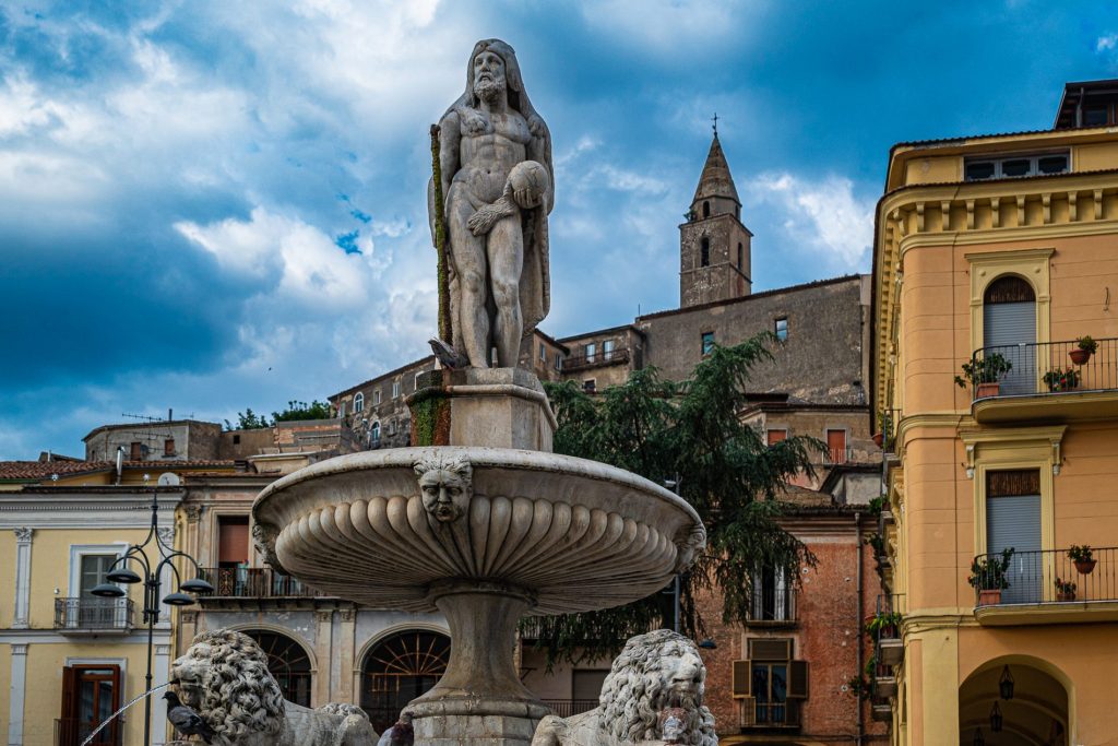 Alla scoperta di Montesarchio, nel cuore del Sannio 7 la piazza con Ercole 2