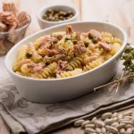 Pasta al tonno in bianco, un primo piatto veloce, facile e gustoso 1 una zuppiera ovale piena di pasta al tonno in bianco