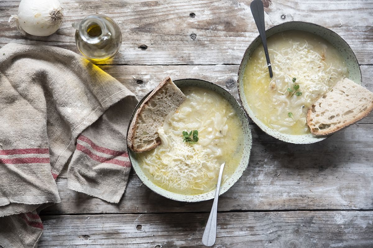 Minestre e zuppe: ricette da gustare quando fa freddo e non solo 2 zuppa cipolle